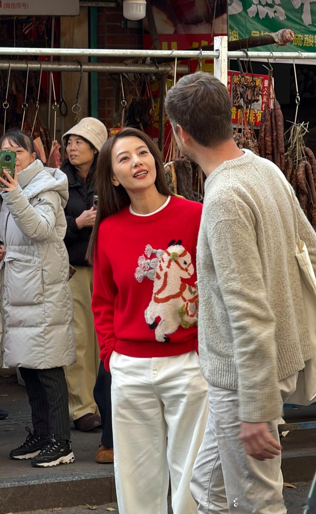 就在成都玉林菜市场遇到水灵灵的高圆圆了，她梳着披肩长发，穿着红色毛衣配白色宽松裤