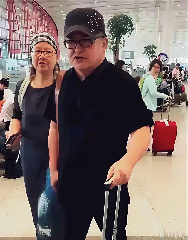 刘欢与夫人卢璐出行，夫人体态丰满，打扮时尚！看着年龄也不小了！刘欢好像瘦了点，但