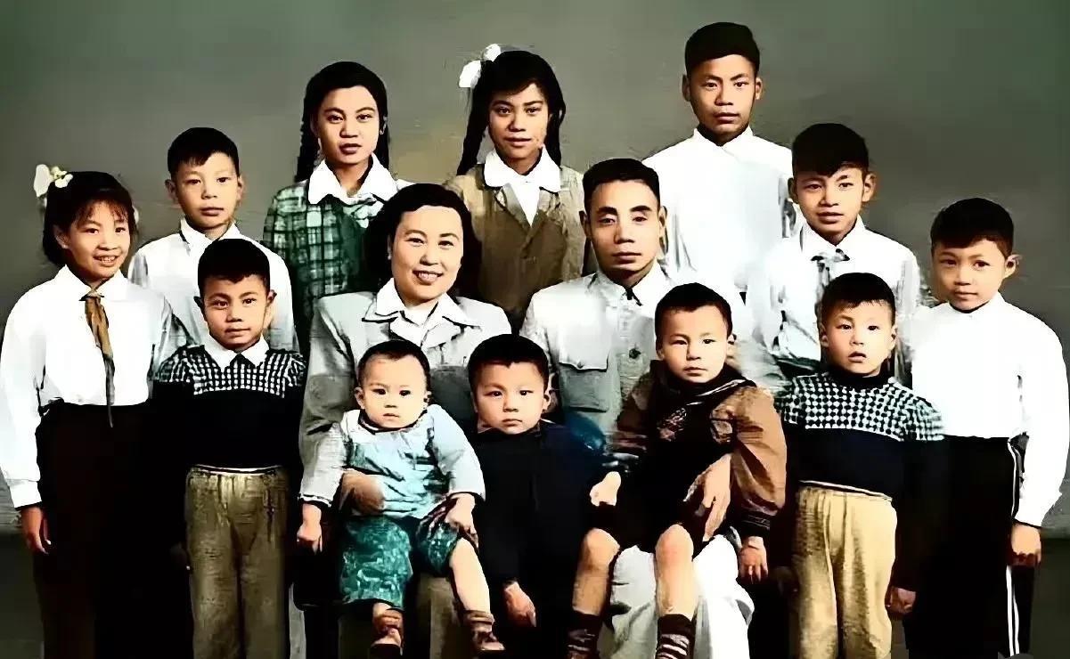 中国人民解放军炮兵司令员吴信泉中将和夫人俞慧如及12个子女们在一起的合影留念。吴