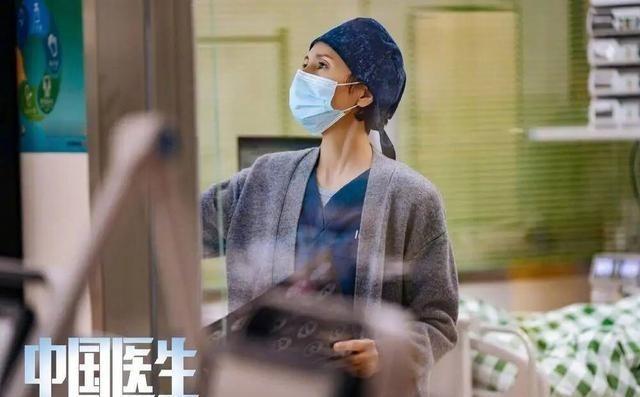 周润发曾经说：“她的戏有时候接不住。”连周润发这样的大神搭档都这样称赞的人，她的