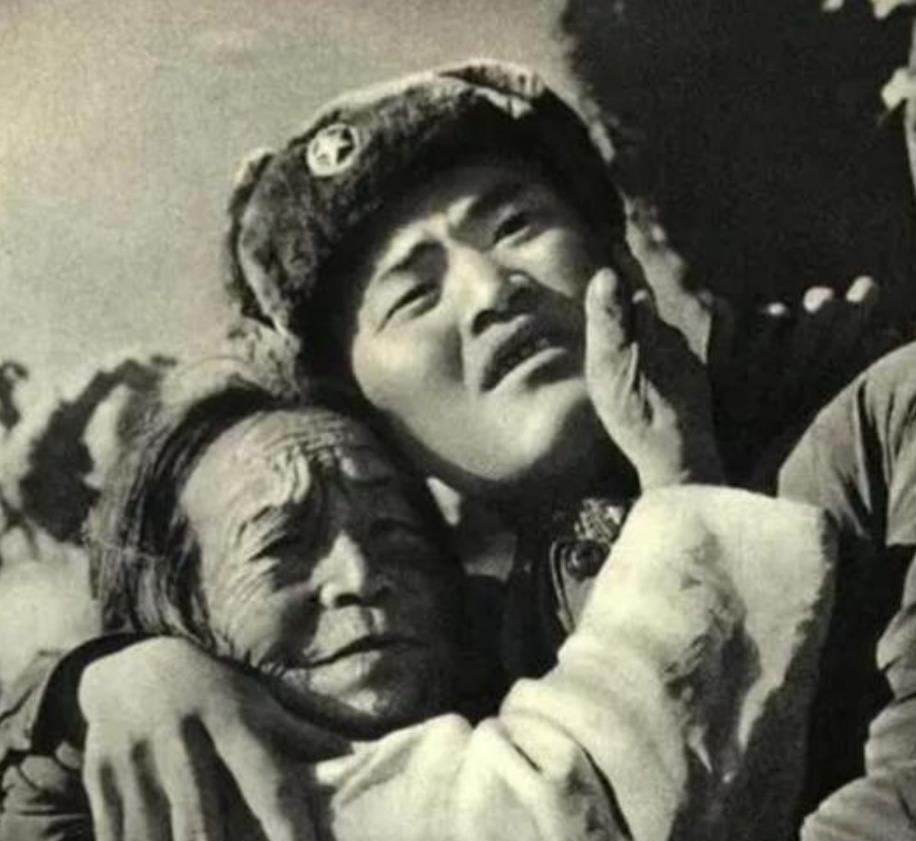 1955年，志愿军战士赶去大榆洞，准备迁移牺牲战友的墓。找到“刘永福”的墓，战士