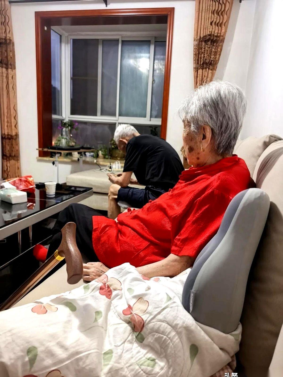 我发誓，中国式家庭的极限拉扯，全在孩子升学这一刻。昨天公公从兜里掏出一千，大伯