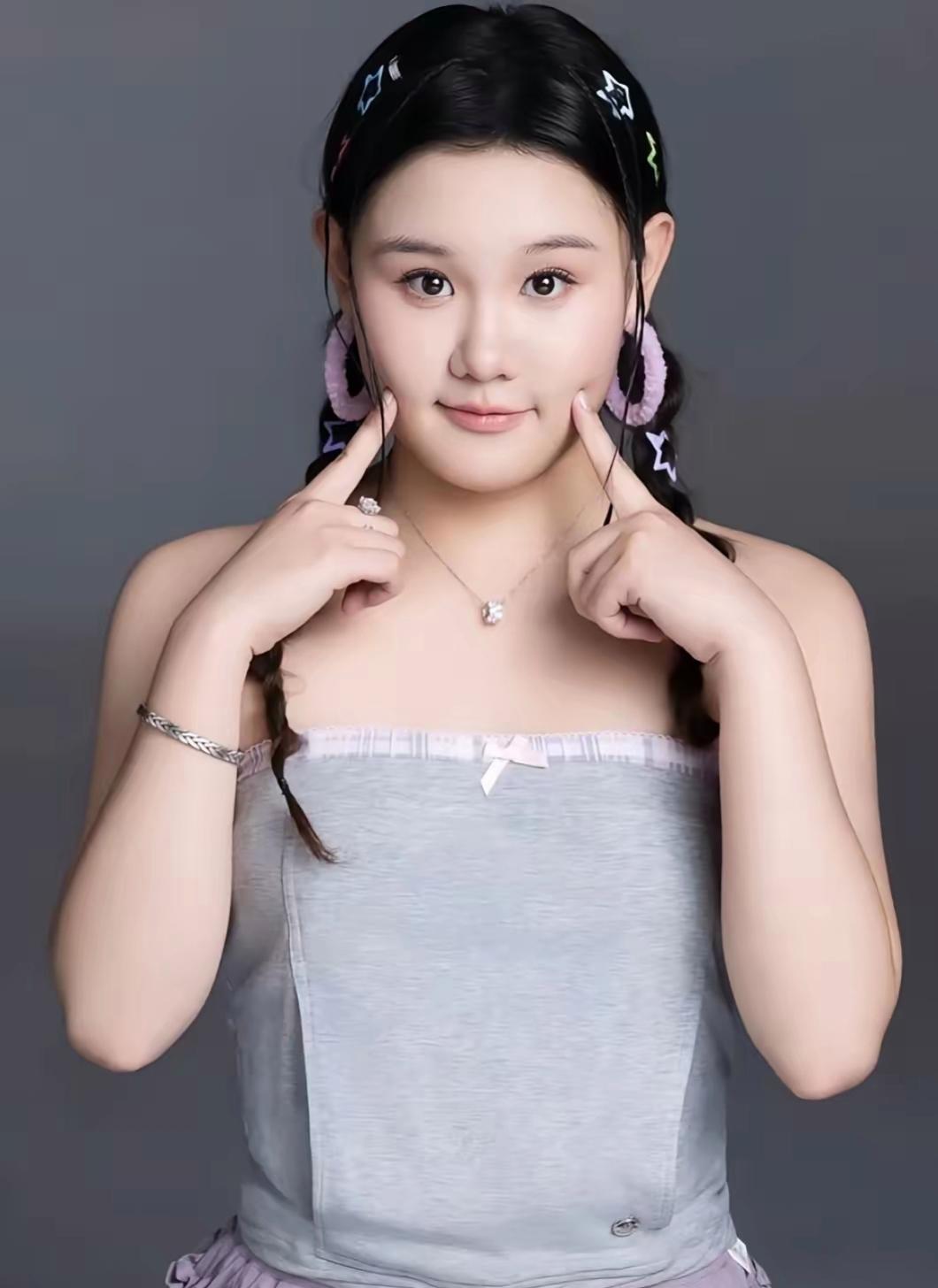 主持人问张家齐：“在你眼里，陈芋汐是个什么样的人？”张家齐想了想，脱口而出：“天才中的天才。陈芋汐就