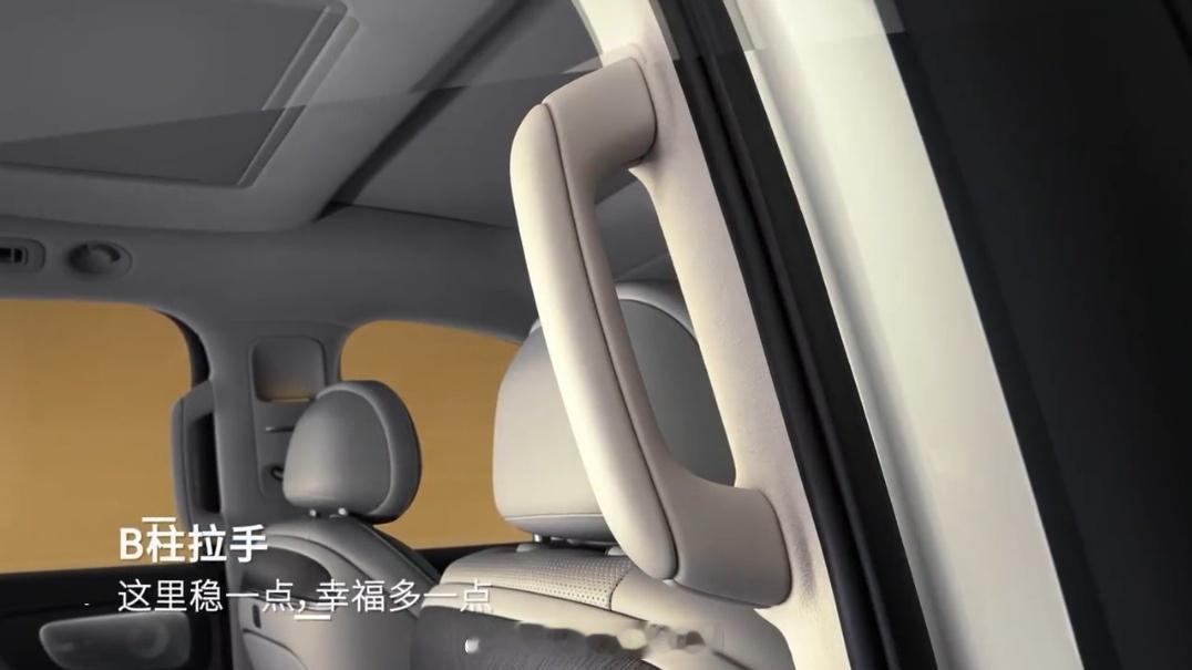 从发布的视频里截了几张零跑D19内饰图，细节满满，可以看到全车软包率很高，分段式