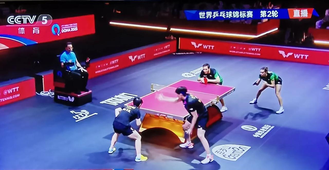 五句话告诉你这场双打为什么这么火爆？据悉，昨晚一场混双比赛，现场观众、社会关注、