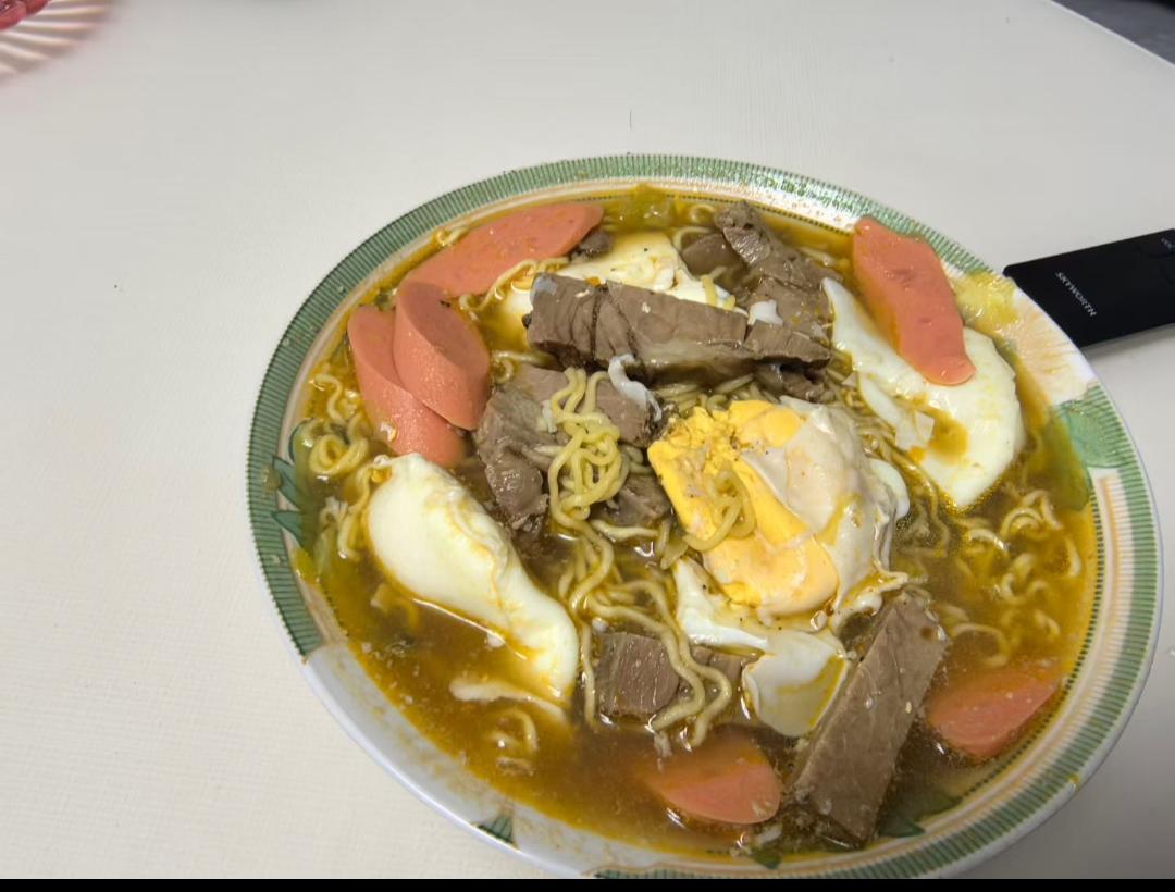 孩子去上晚自习了，我一个人在家也懒得弄复杂的，就煮了碗高配版牛肉方便面。翻出冰箱