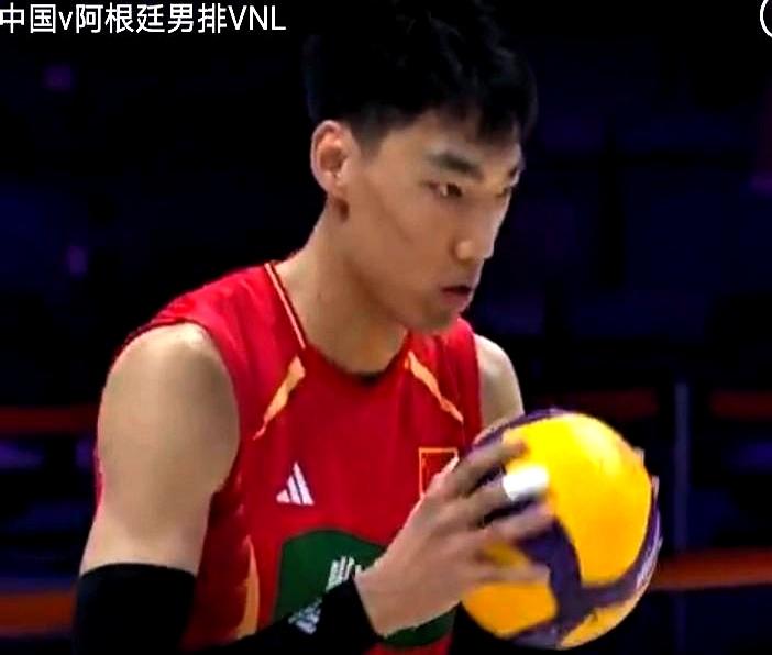 看中国男排昨晚对阵阿根廷男排，越到深夜越窝火。首发李磊、杨宝淇开局还行，像是要