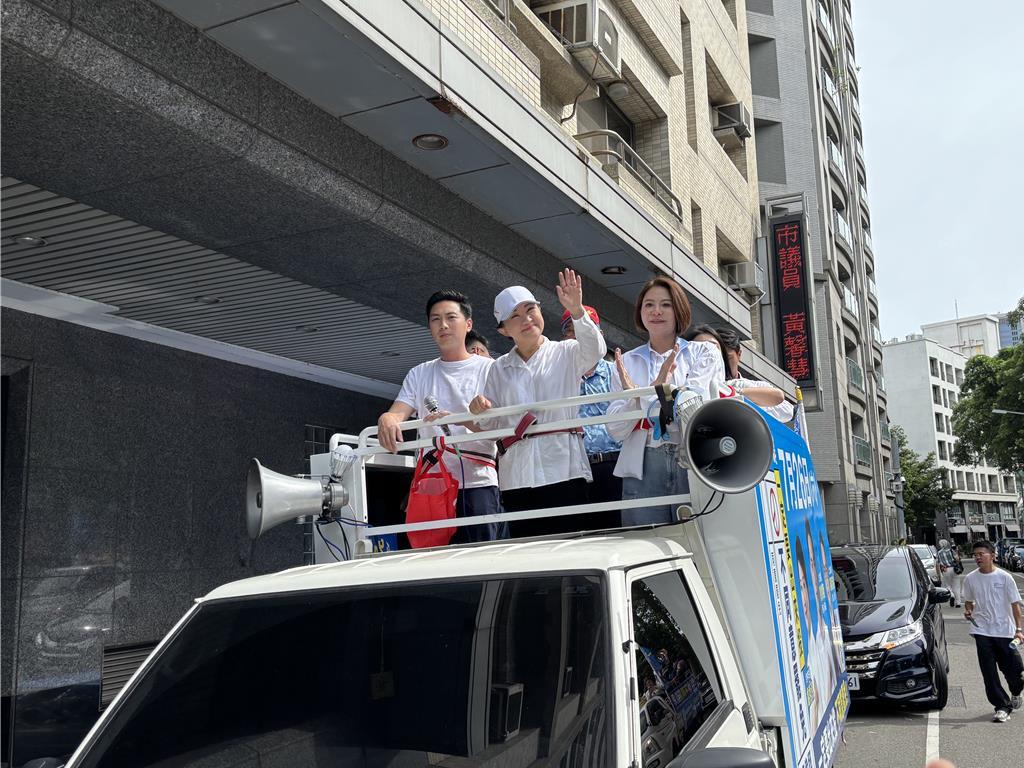 大罢免投票倒数计时，台中市长卢秀燕今（24）日陪中四选区廖伟翔扫街拜票时火力全开