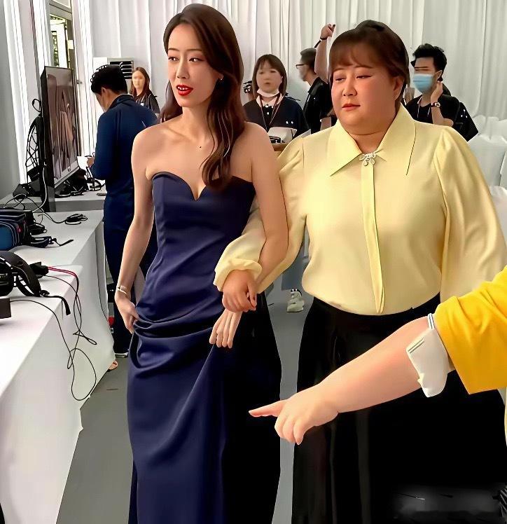 贾玲把赚到的54亿，全部押在了一场危险的“赌博”上。她解散了艺人经纪，把公司变成