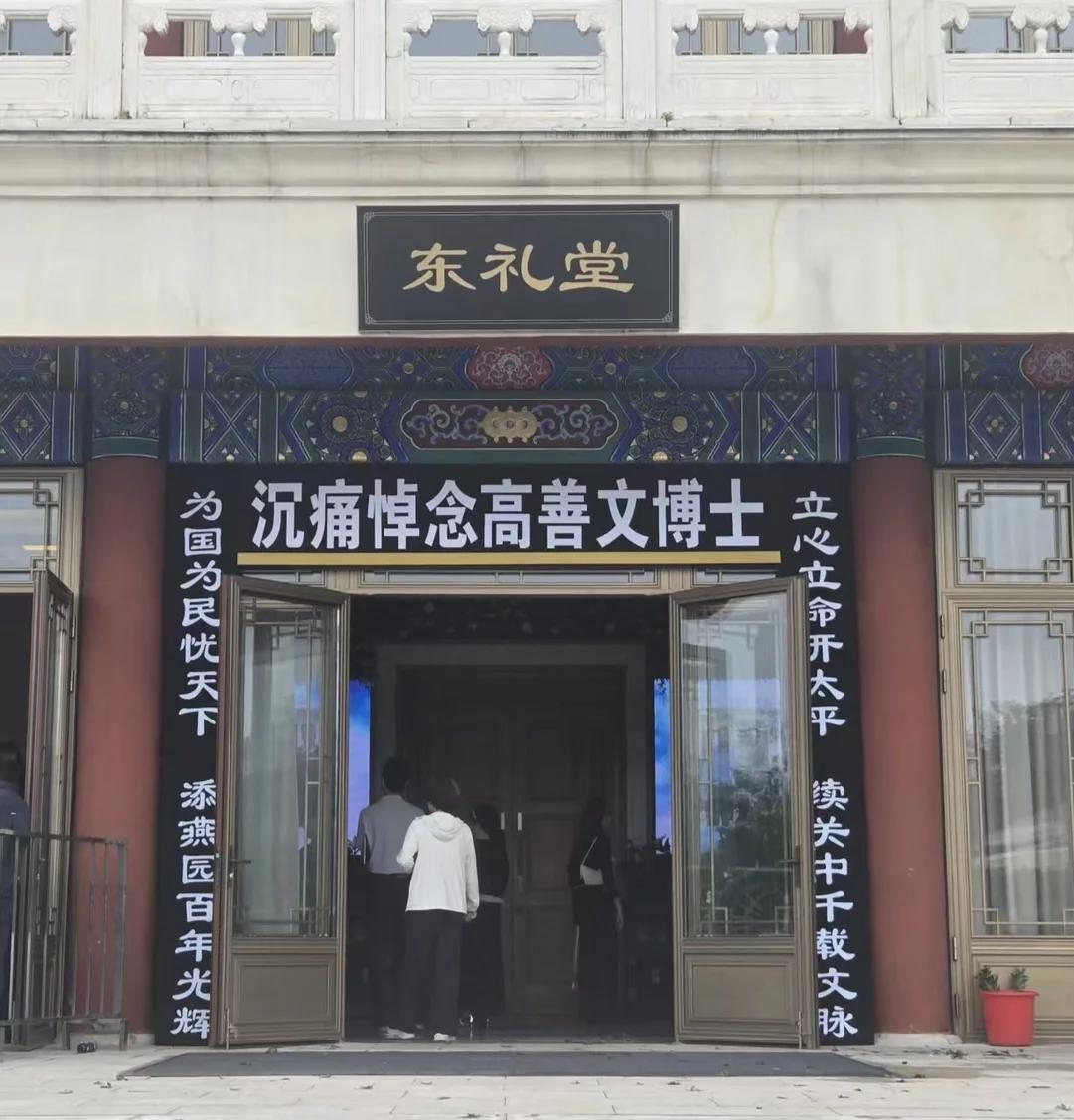 项立刚骂北大的互相吹捧。吹没吹捧，看看这副对联就知道了:上联，为国为民忧天下，添
