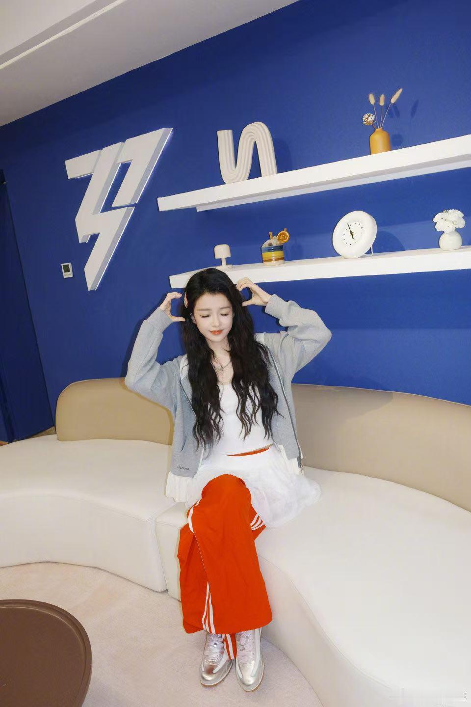 孙怡回浪姐宿舍孙怡这组照片看完，我只想说一句：甜妹就是最吊的。回到《乘风202