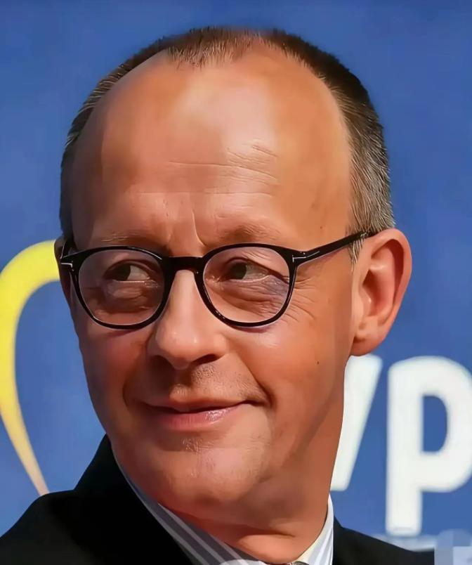 欧洲经济的顶梁柱，彻底绷不住了！4月13日柏林发布会现场，德国总理默茨罕