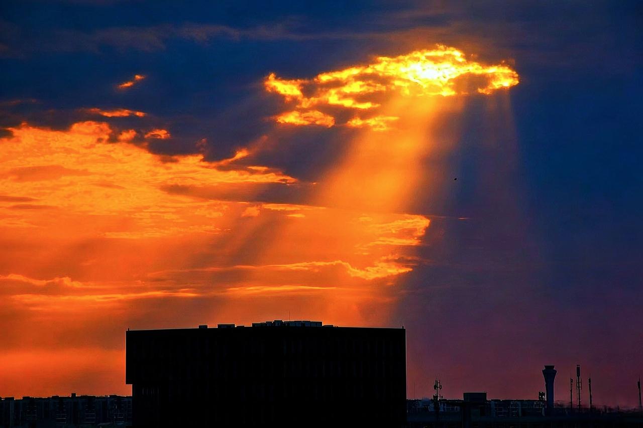 神秘光柱！评论区：UFO实锤了？神秘天空丁达尔效应日落永远沉溺于日落的美