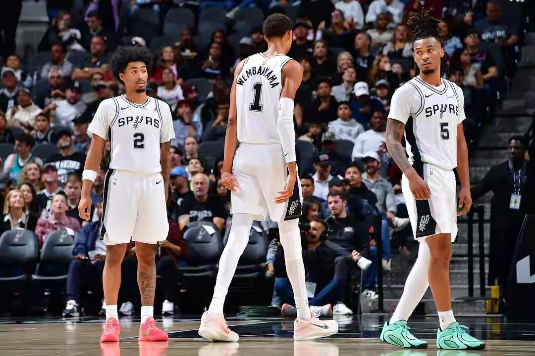 马刺应不应该趁文班和卡斯尔新秀合同窗口期补强阵容争冠？从马刺战胜雷霆那场球来