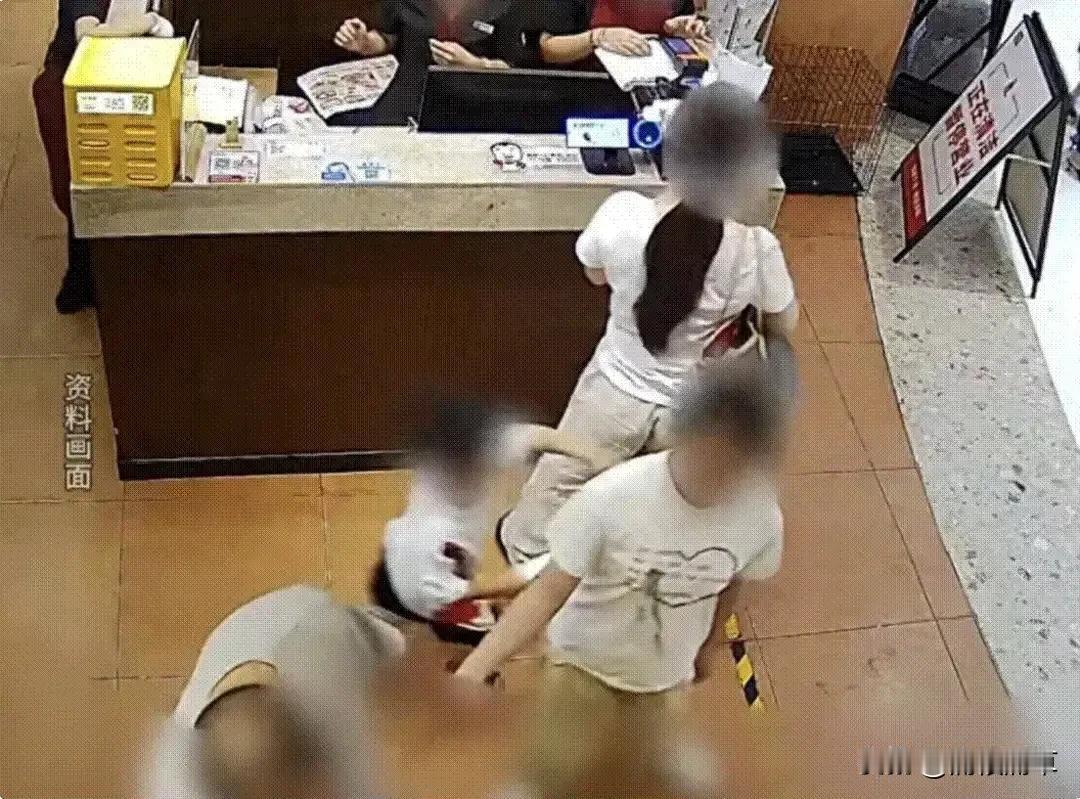“4岁男童摸臀事件”在经历了一段时间的发酵后，已经真相大白，本来该收场了，但该女