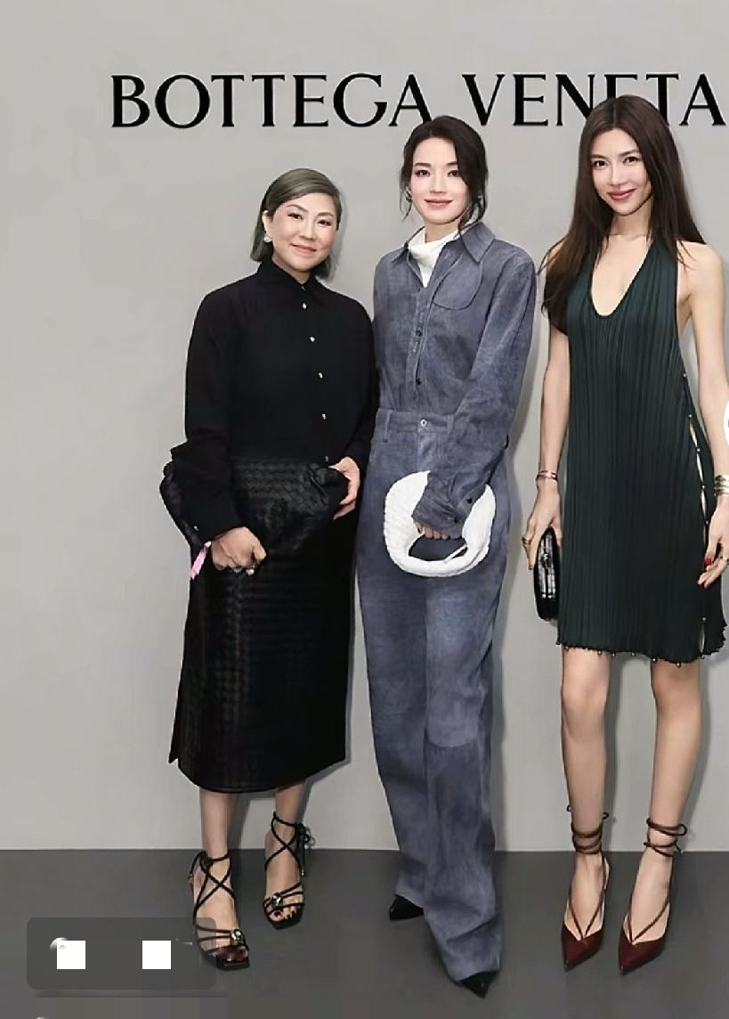 直观的感受到了娜扎的无敌身材，绿裙子姐姐和舒淇合影时，感觉她好高挑，气场也很强大