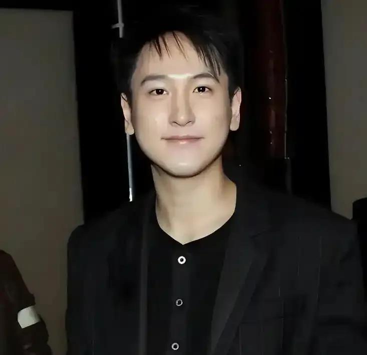 他出身不凡，母亲是影后，父亲乃浦东开发先锋人物。继承上海百套房的财富光环下，他2