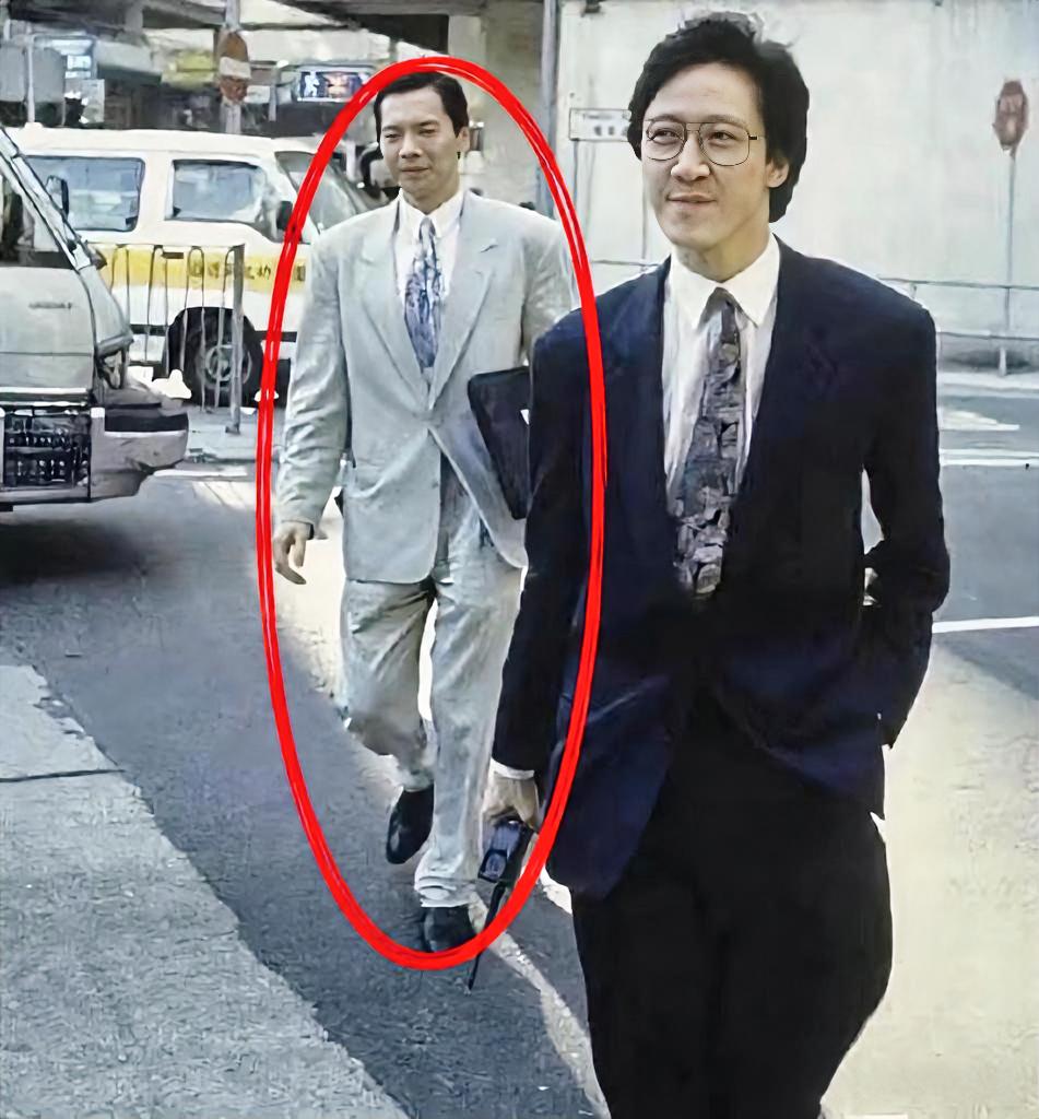 港圈有个很颠覆认知的传闻：早年场合，向华强居然是帮弟弟向华胜拿包的。圈内流传