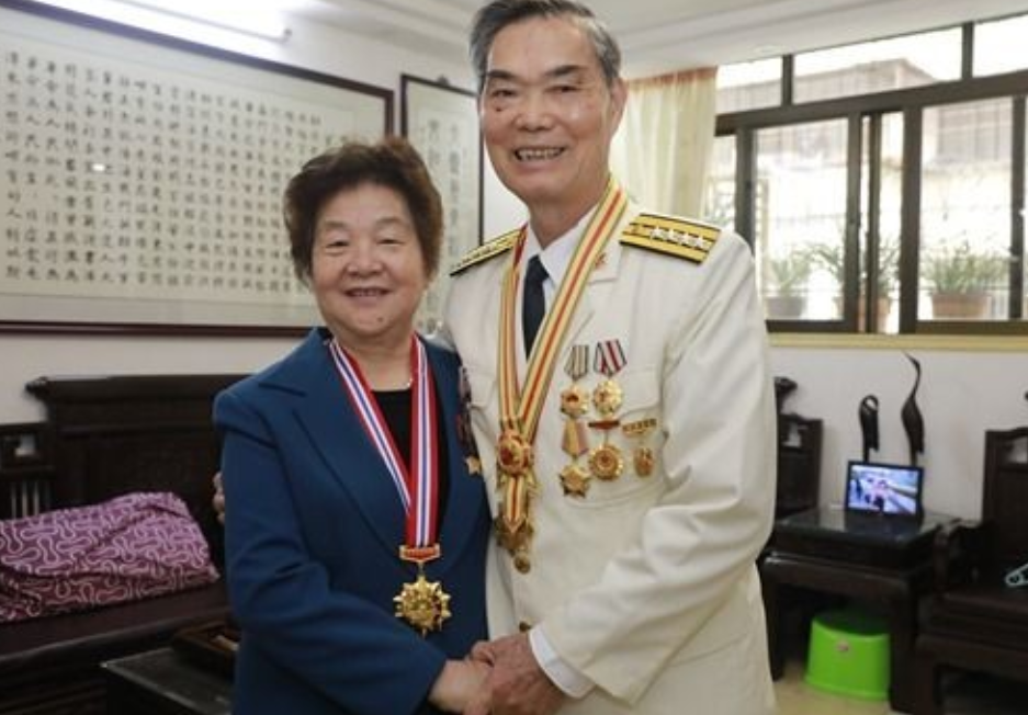 “嫁给英雄名声好，但不能当饭吃，到头来还是得吃苦！1971年，<em>李玉枝</em>与一位在海