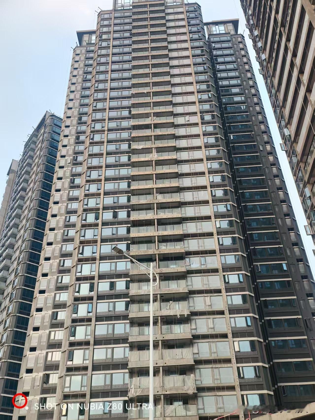 现在在深圳光明这边干工地，中建八局为甲方单位，楼层33层我们是做精装修工程，这么