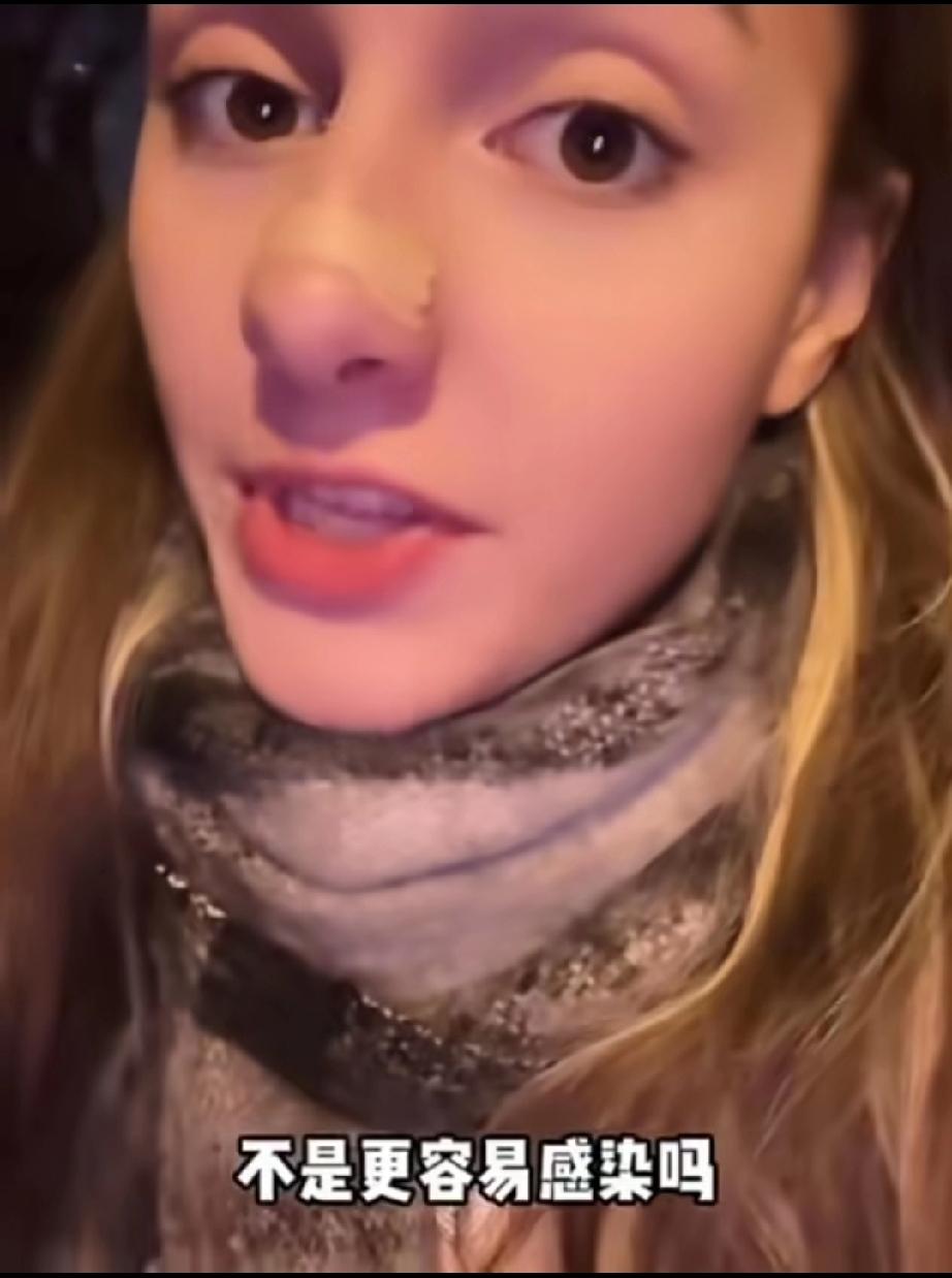 一位国外小姑娘在大马路上抱怨中国的医院，她说她再也不想去中国医院了，原因就是因为