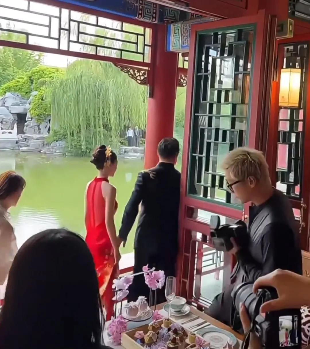 汪小菲马筱梅郡王府大婚，马筱梅三套礼服惊艳全场，张兰尽显当家风范汪小菲与现任
