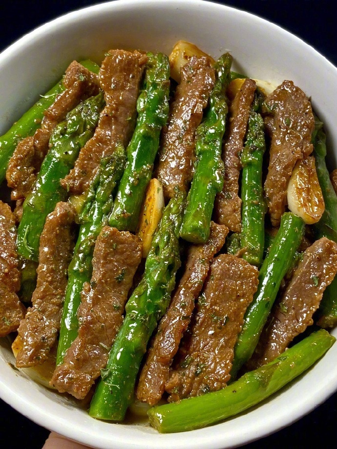终于吃上了！原来网友给的配方是真的！！牛肉是想把香，芦笋是真的嬾。