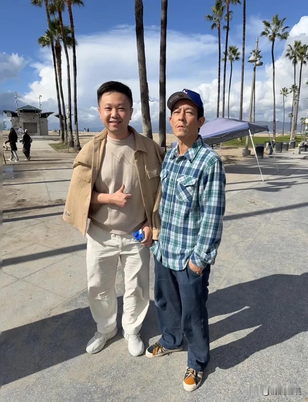 陈冠希现身洛杉矶。穿着格子衫牛仔裤，戴着棒球帽，身材清瘦，个子也不高，肤色有点