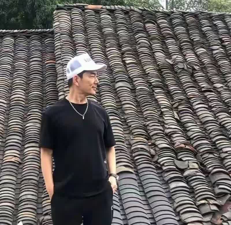 58岁任贤齐现状：回武汉翻修老宅，把父母宠成宝，一家六口很幸福