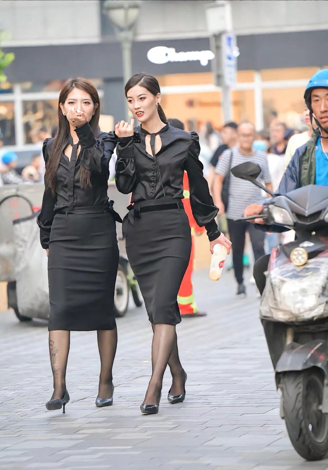 工作服两人穿出不一样的风格