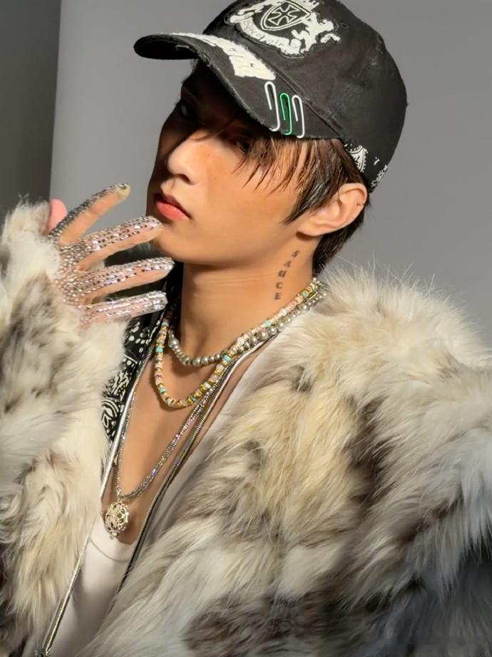 刘耀文贴钻手套刘耀文侧颈纹身皮草look刘耀文侧颈纹身皮草look，刘耀文贴钻