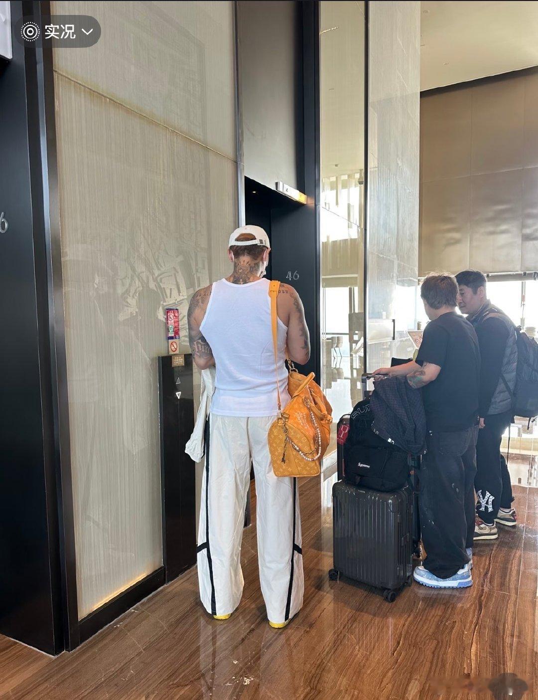 以为黄子韬是很潮的老外笑晕在评论区！网友偶遇黄子韬，第一眼没认出来，还以为是位