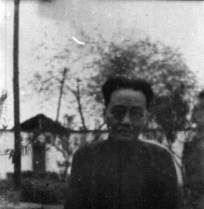 1941年，周养浩息烽监狱长把一女囚叫到办公室里，嬉皮笑脸着一边解衣服扣子，一边