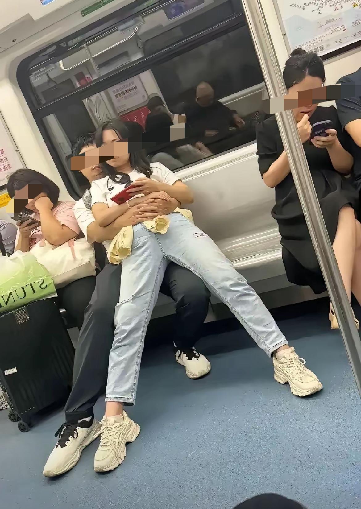 坐地铁看到这场景，我真的懵了！一男一女在那四仰八叉，把地铁当自家卧室似的，旁边姑
