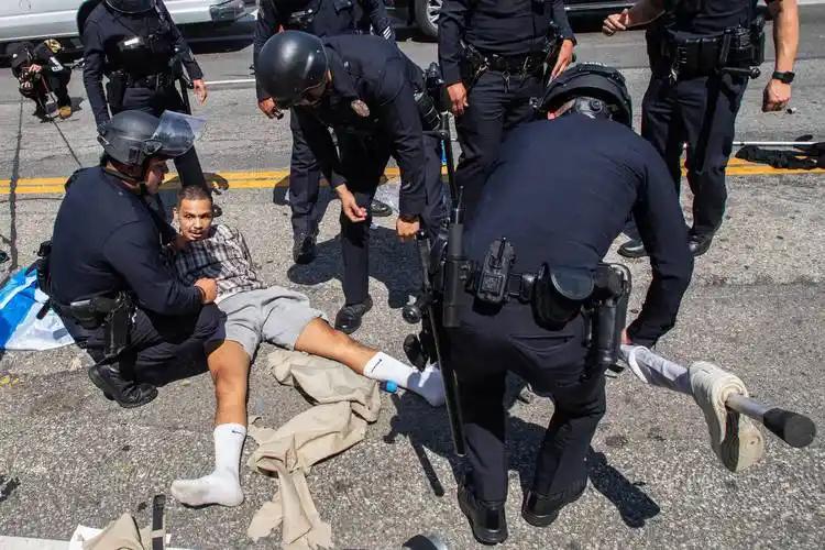 斩杀线曝出来后，很多人有一个疑问，就是为啥美国人有枪却不革命？说实话，这个问