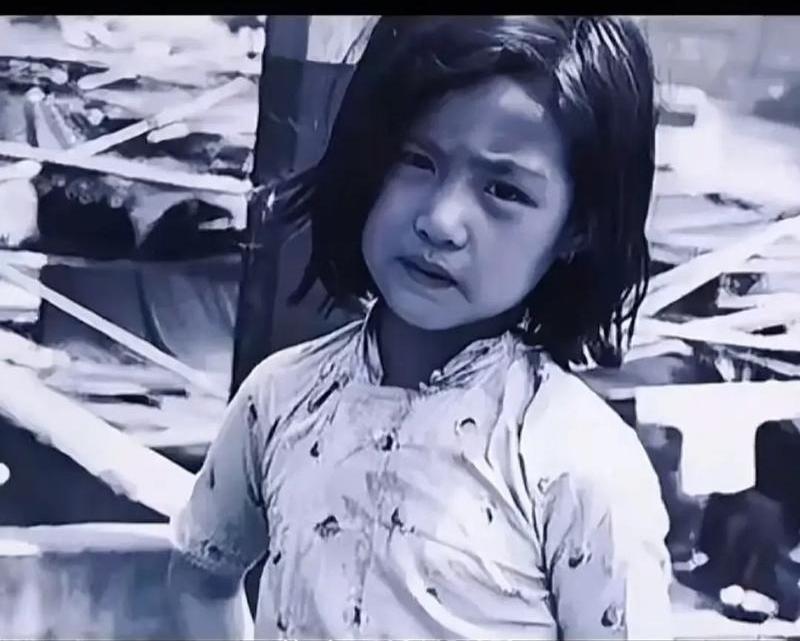 1937年，一个小姑娘落到了鬼子手里，鬼子急不可耐地就要霸王硬上弓，谁知，小姑娘