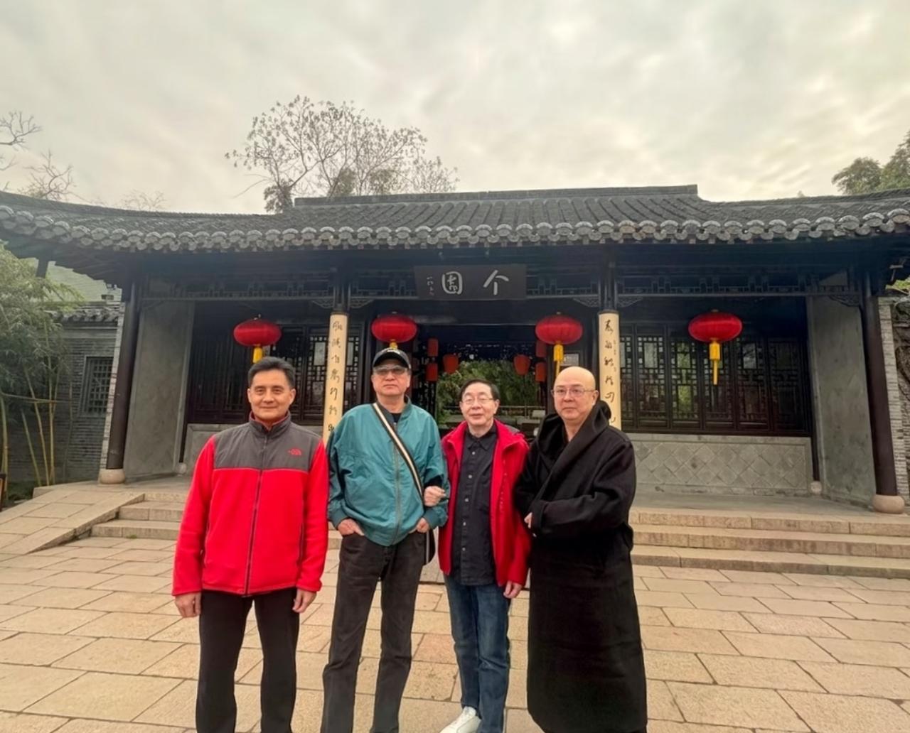 《西游记》开播40周年，几位主演一同来到扬州个园重聚。三位分别是饰演“小白龙