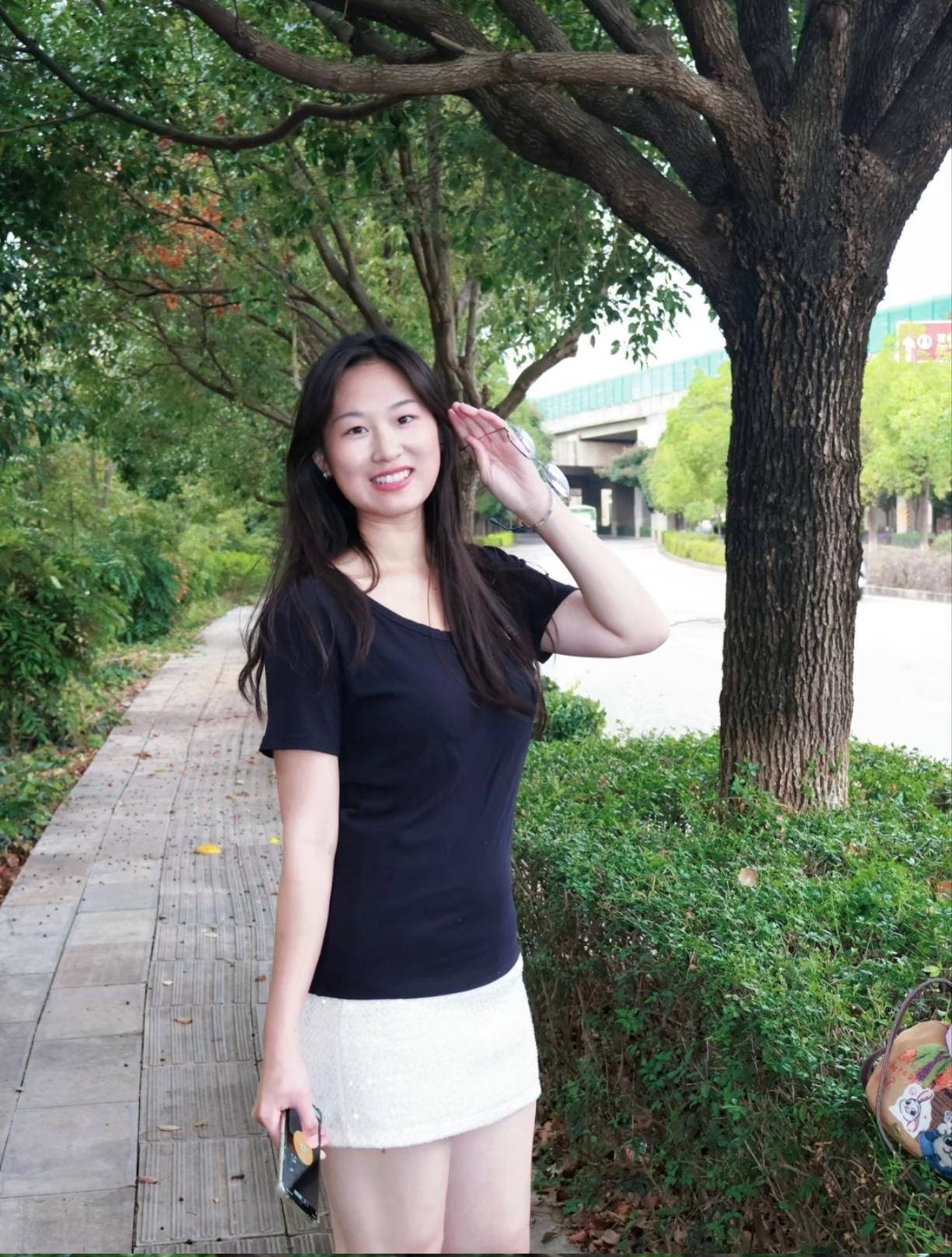 漂亮少妇微笑自拍。