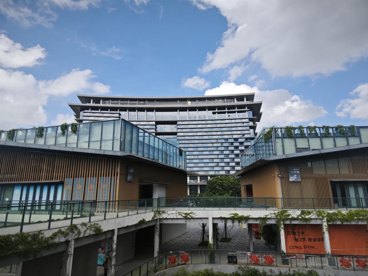 今天到深圳亚太峰会的主会场深圳香蜜湖国际交流中心周围逛了一逛，蓝天白云好风光，周