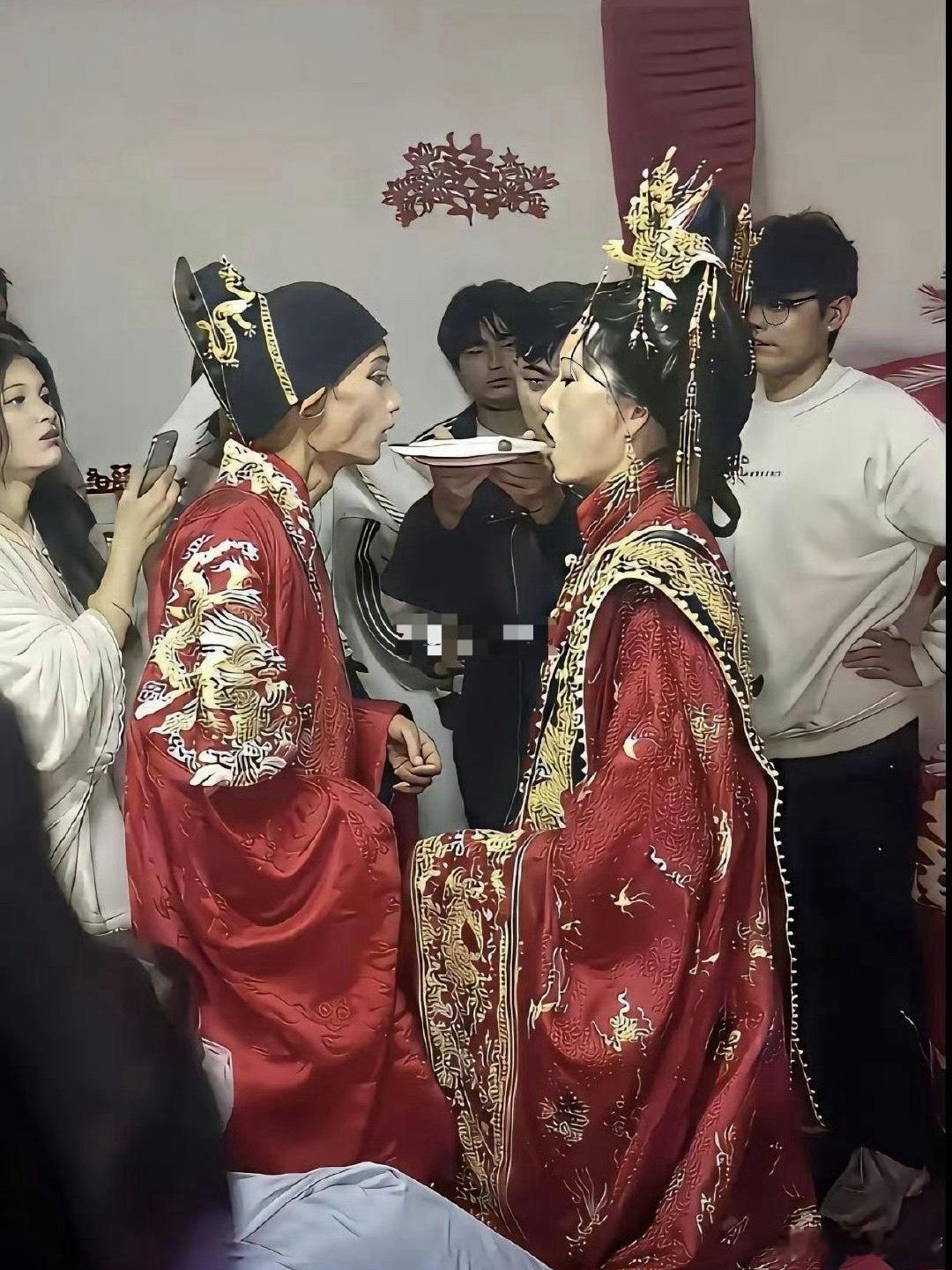 这对新郎新娘怎么了？感觉有点不太对劲