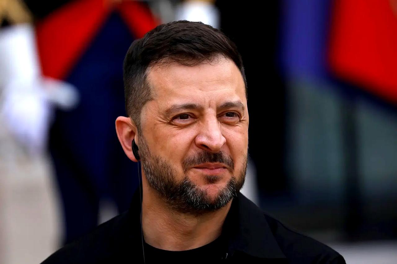 西方施压、内部倒戈、俄军压境！泽连斯基三面楚歌，下野倒计时？2月13日乌克