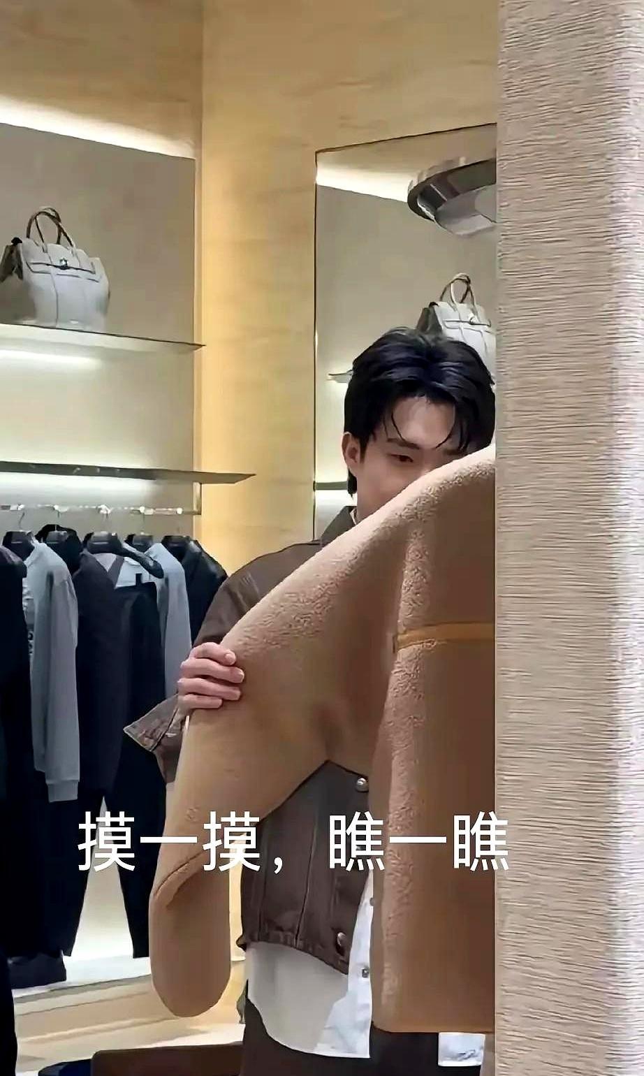 他一条动态清空库存，反手却解散了后援会。这不是网红套路，是顶尖运动员的「商业核