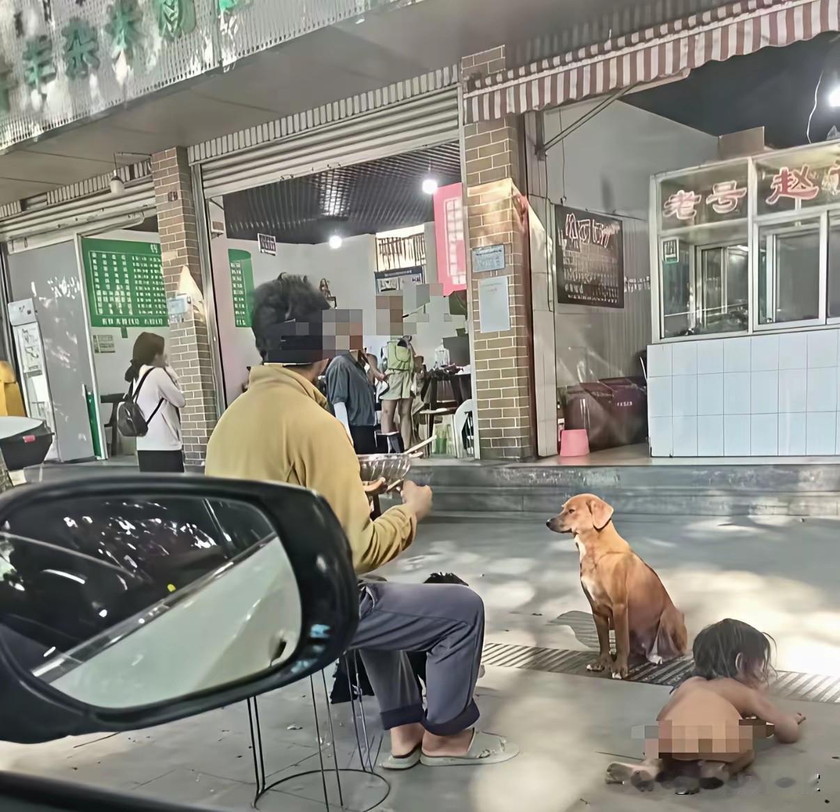 【“犬式育儿”惊现服务区：是教育实验，还是暗网交易？】10月16日，某服务区