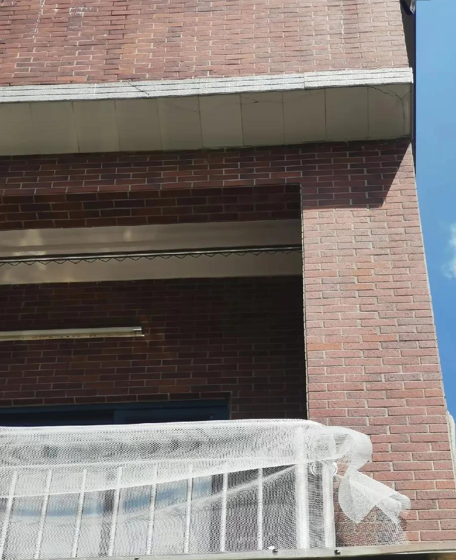 自建房刚住三年，三楼墙就裂了这心揪得慌！老家自建房装完修才住三年，最近发现