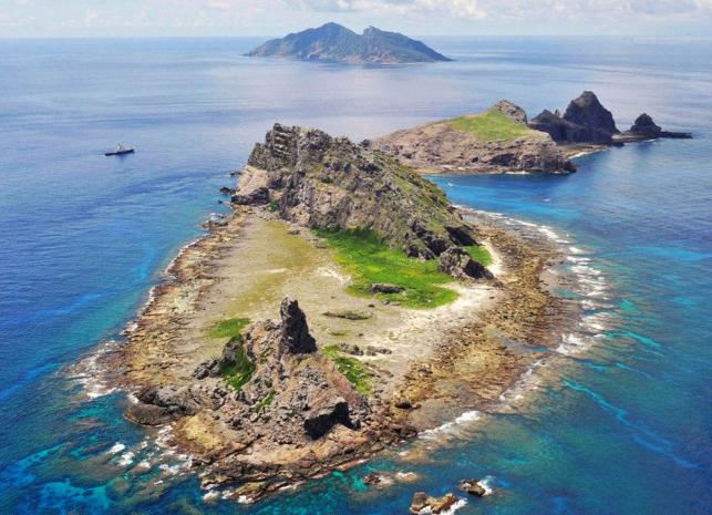 钓鱼岛上住着什么人？目前，钓鱼岛并无长期居住人口，有人可能会问，这么大一片海域