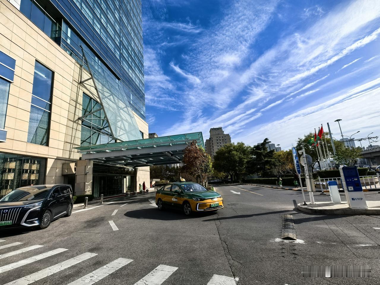 北京香格里拉大酒店门前居然也成了“大集市”