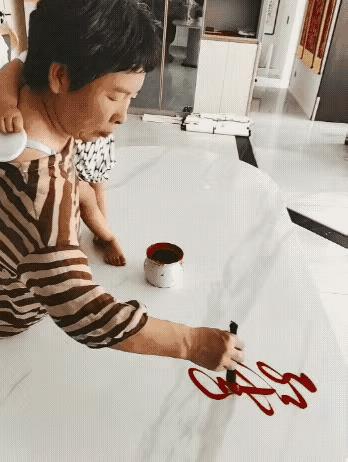 我不懂书法，字儿不认识几个，但是这一刻还是被眼前这排山倒海的气势震撼到了，这位大