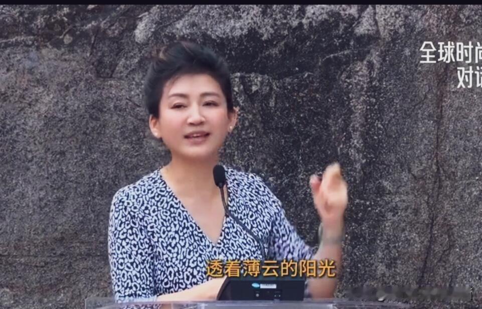 好久不见的央视女主持人，现在变得越来越有福相了，她当年主持《开心词典》是真的漂亮