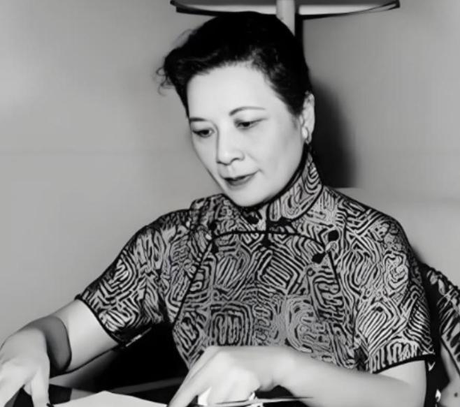 2003年，宋美龄106岁去世，贴身厨子回家后不久自尽。事后妻子含泪透露缘由