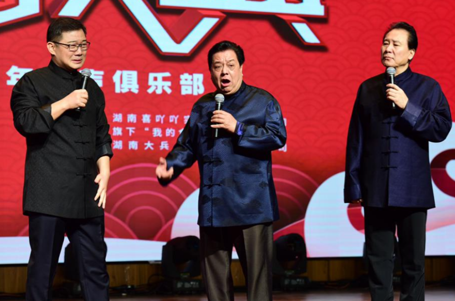 2009年，相声演员大兵在节目中故意将黄家驹念成“黄家狗”，还说：“当年黄家驹在